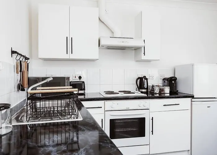 The Minimalist - Entire 1 Bed Flat Near Gunwharf Quays, Ground Floor Flat Private Entrance