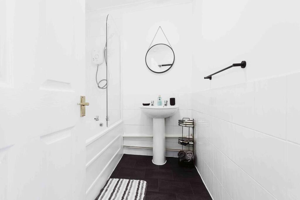 Apartment The Minimalist - Entire 1 Bed Flat Near Gunwharf Quays, Ground Floor Flat Private Entrance